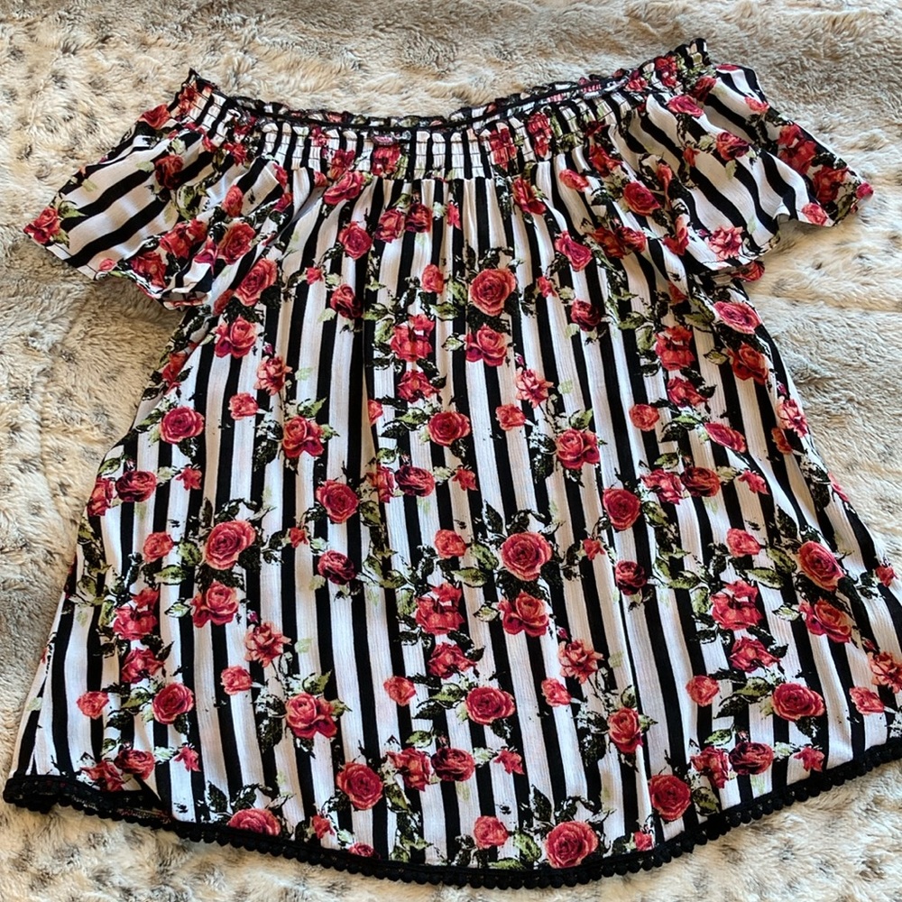 Flutter sleeve or off the shoulder top. Size M. - Picture 5 of 9